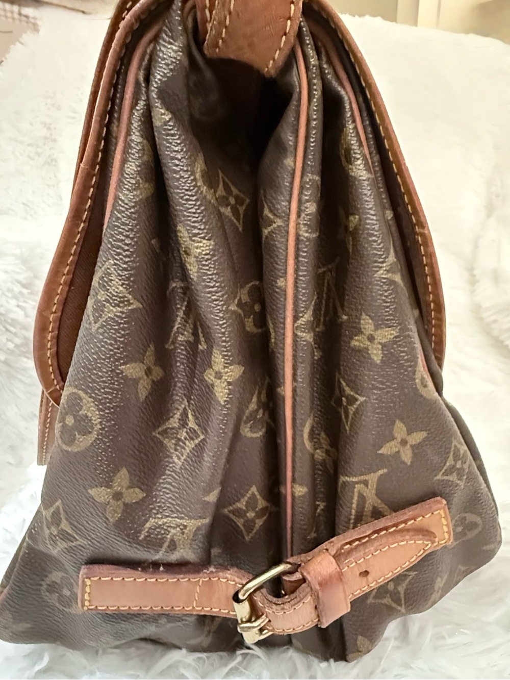 Louis Vuitton vintage Saumur 35 Monogram Crossbody - Picture 11 of 16